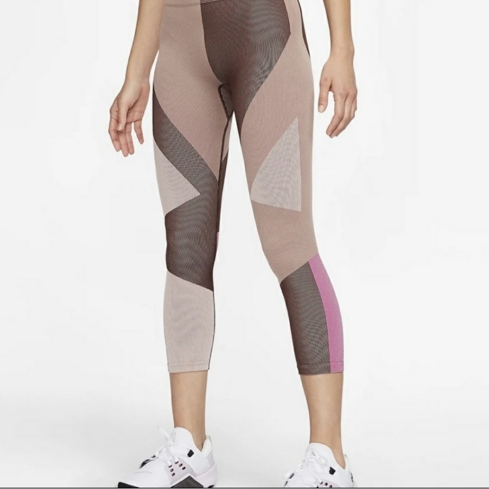 Nike Colorblock Cropped Leggings